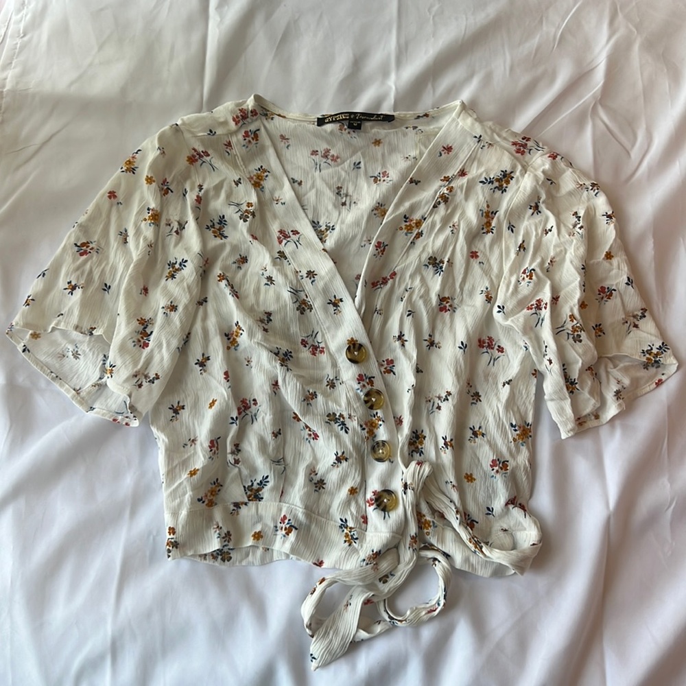 M Pacsun/Gypsies&Moondust Floral White Buttoned Top with Ties